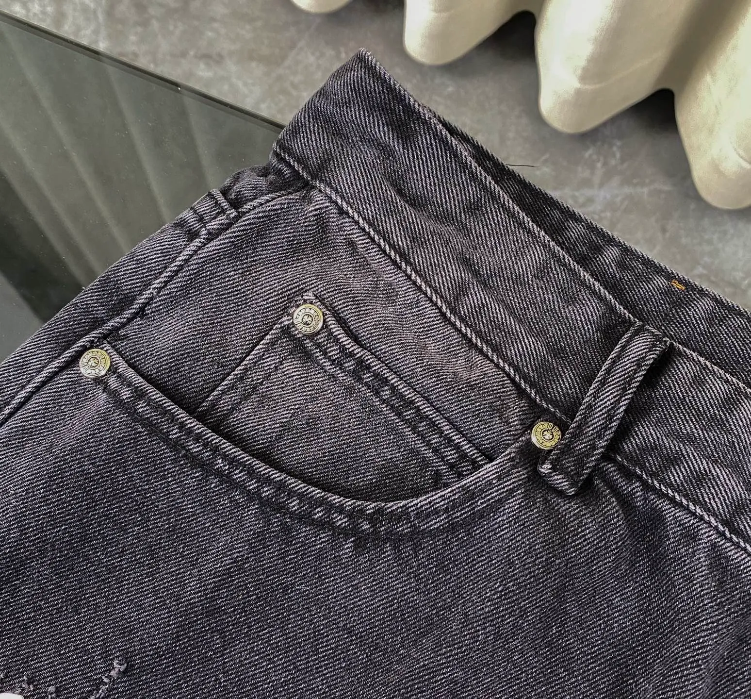 🅿️240 Correct version Chroe Hets CH black pink leather jeans, counter price 4W level, patchwork cross pattern embellishment, women's high-waisted washed jeans! ! Absolutely high-end luxury products, 1.9W level god-level single products, super popular products, built with top heavy industry, a magic weapon that cannot be missed [About Zangyin] This is an extremely luxurious fashion brand that can also be called the aristocrats of the high street. It has always been an exclusive brand for some hipsters or rich second generations. Compared with ordinary high streets, it is more luxurious and noble. Compared with luxury brands, it has a more fashionable personality and has always been a brand that I have a special liking for. A6632 [Top heavy industry fashionable design] Consistently high-street luxury style creation. Speaking of this style, the Zangyin family and GU family are definitely the leading representative brands. Especially the Zangyin family has really achieved a state-of-the-art effect in creating high-street style. The color system of this model is made of unique washed materials. It is already quite eye-catching. It is decorated with pink patchwork cross flowers, which cleverly highlights the charm of the brand. Secondly, this model uses classic The classic high-waist cutting design highlights the long legs and the fashionable temperament of the upper body. The brand is highly recognizable and the slim fit configuration is more suitable for daily wear. This product is a product that interprets personality, fashion, and specifications at a glance. This single product is enough to make any fan excited. It can be a white T-shirt for youthful preppy style, or a tight sling for royal lady style. It has strong matching ability and can be easily controlled by men.  [Material and craftsmanship] Needless to say, this point goes without saying. As an excellent craftsman brand, Zangyin has really perfect requirements for details and craftsmanship. The washed color of this model has gone through so many processes, not to mention the embellishment of the denim appliqués. It is also purely handmade and sewn. Just like what they believe in, only handmade things have soul and have the meaning of wear. A top-notch heavy-duty fashionable denim item, I look forward to your perfect interpretation! ! 28-34 corresponds to S-XL